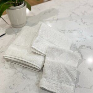 4 Pc Lot Vtg White Towels Dundee Bath Martex Hand 2 Royal Collection Washcloths